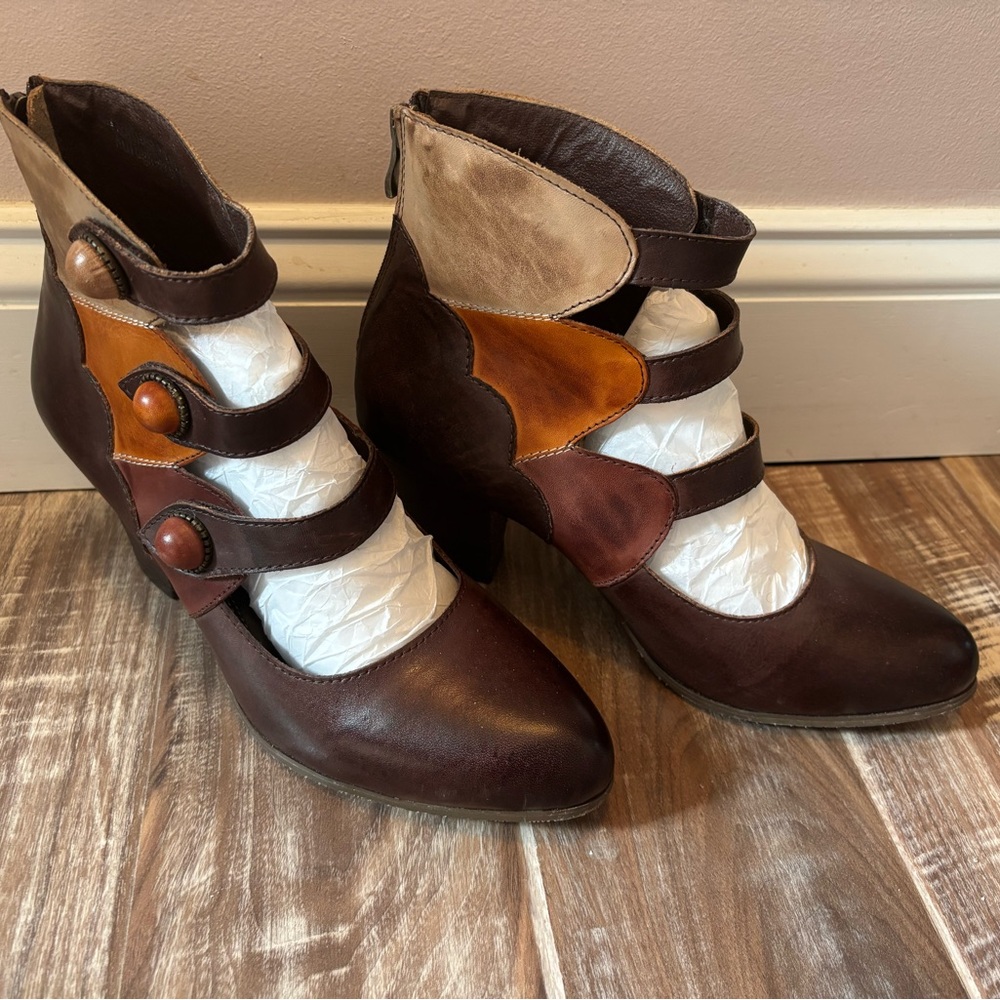 L'ATISTE Brown and Tan Heeled Boots with Vintage Design